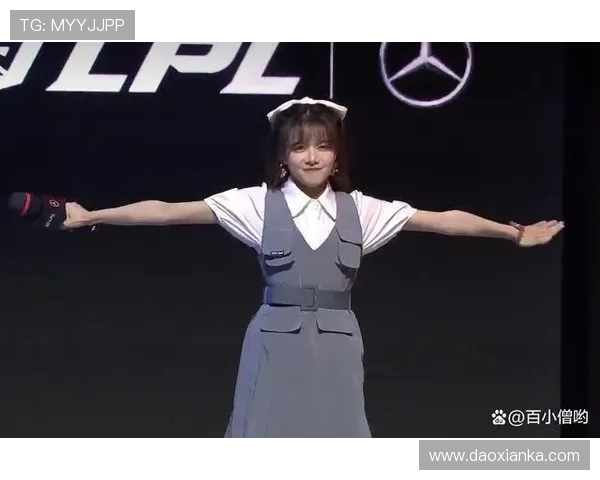 LPL骆歆采访衣服掉了是真的吗_肩带滑落是不是故意的？选手反应如何解读